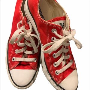Unisex Red converse for men (6) or women (8)